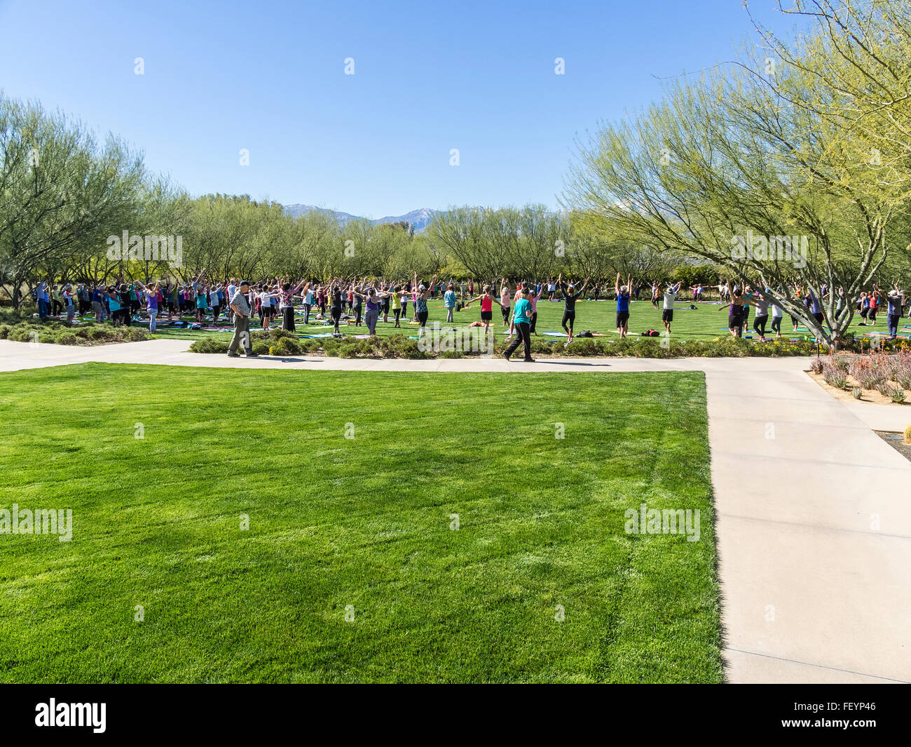 Large group of people all ages hi-res stock photography and images - Alamy
