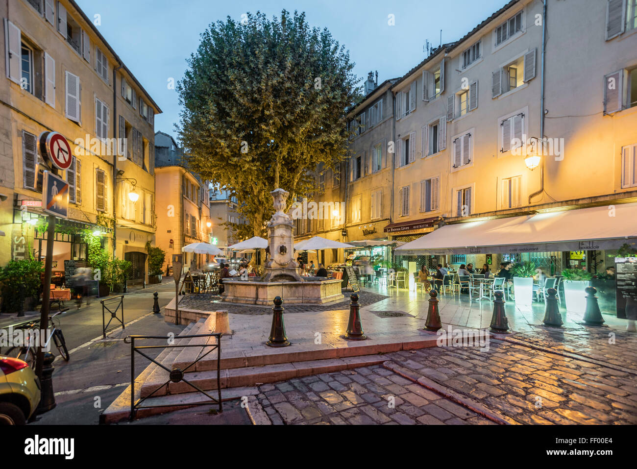 Rue des Tanneurs, Fountain, Restaurants, Old city Center, Aix En Provence,  Provence, France Stock Photo - Alamy
