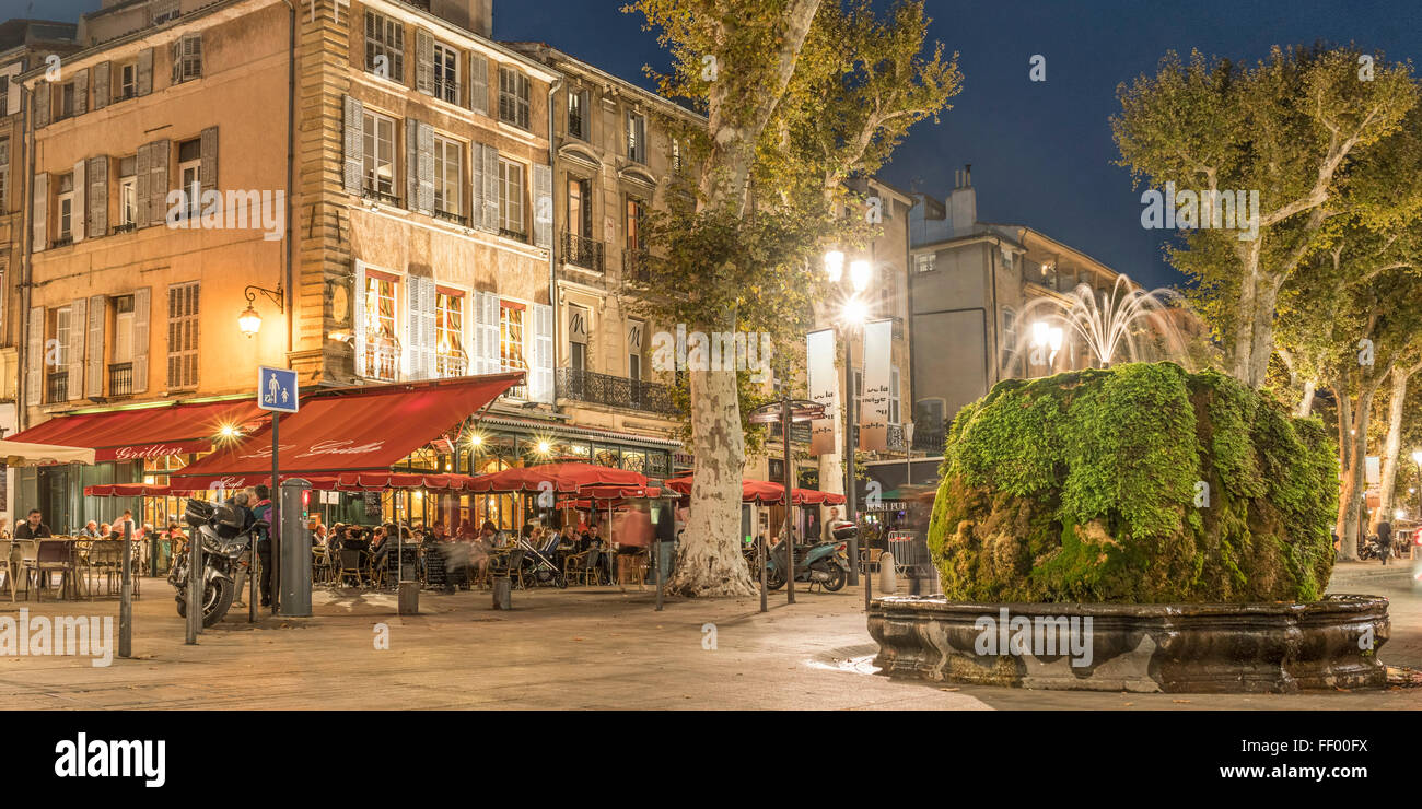 Brasserie , Fountain, Cours Mirabeau, Boulevard at night, Aix en Provence. Provence, France Stock Photo