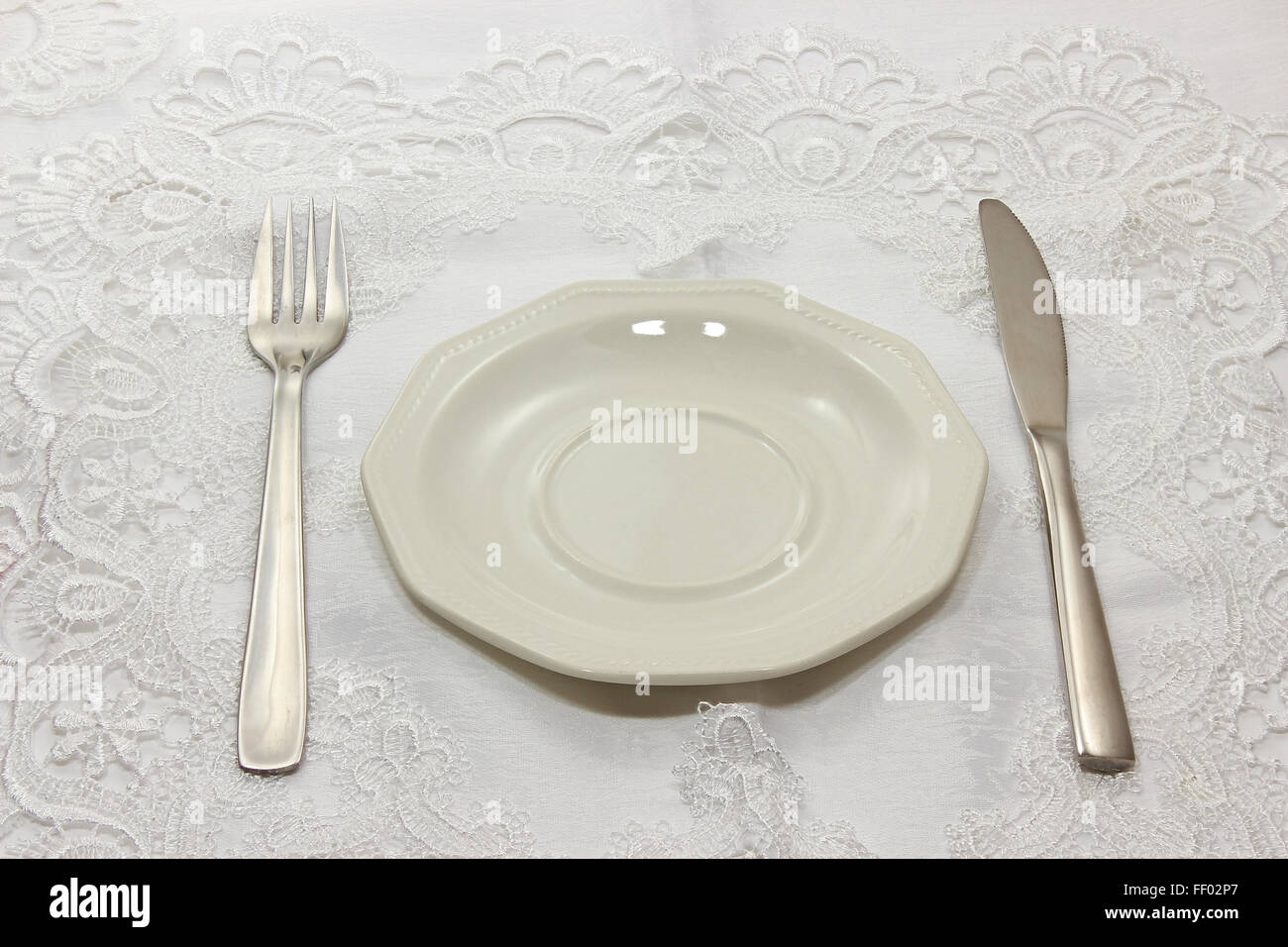 White plates and utensils Stock Photo Alamy