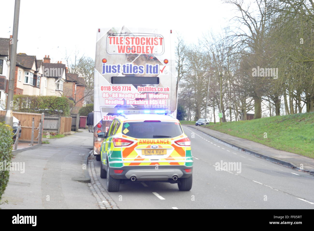 Woman suffers head injury in Tilehurst Road, Reading, Berkshire after bus collides with car. Charles Dye / Alamy Live News. Stock Photo