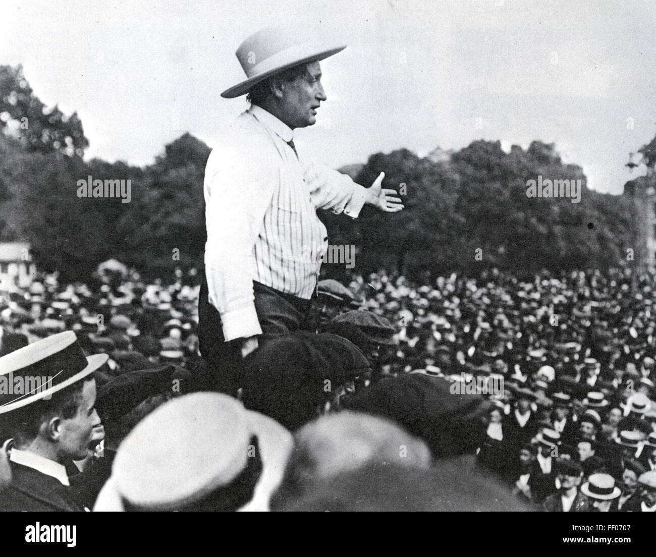 BEN TILLETT (1860-1943)  English socialist and trade union leader speaking to striking dockers in 1911 Stock Photo