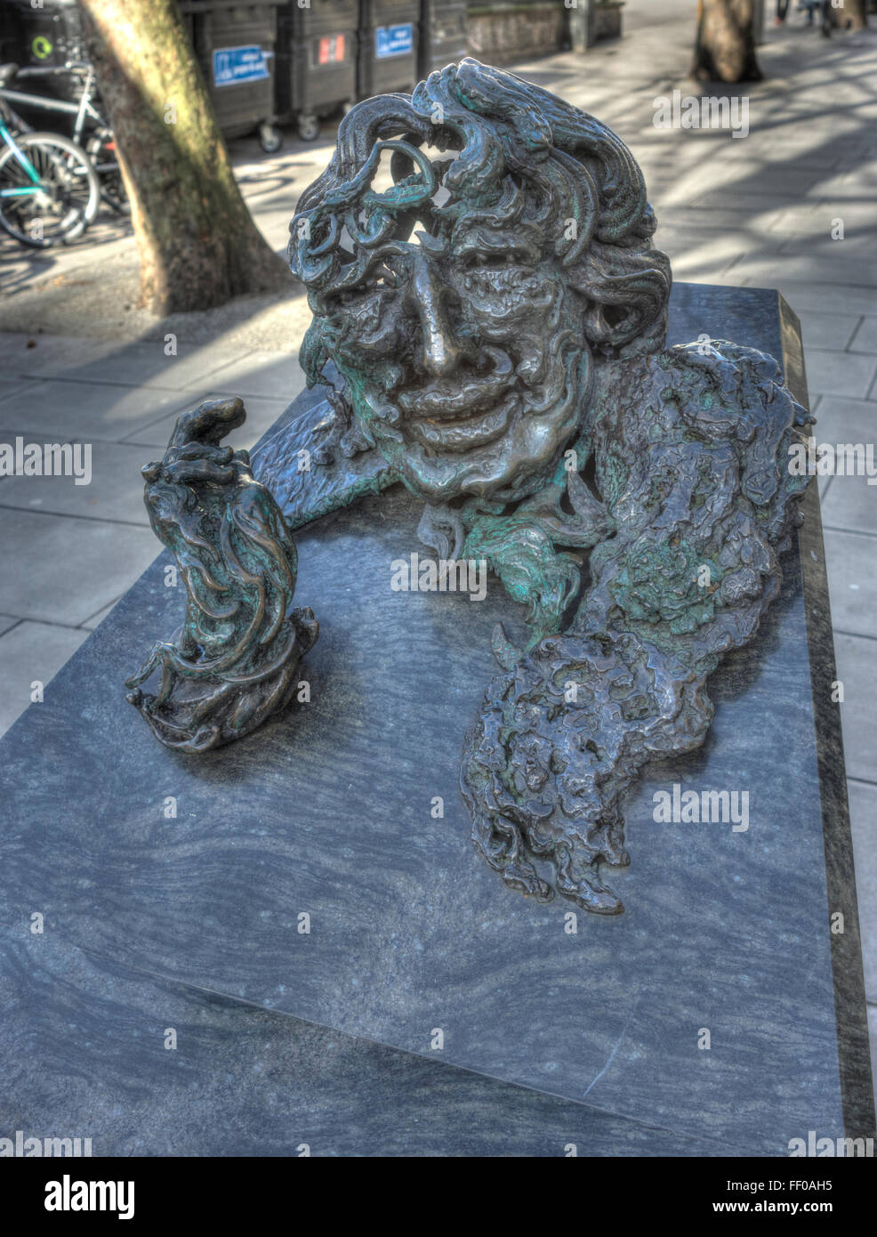Oscar Wilde Statue  London.  Maggie Hamblin Stock Photo