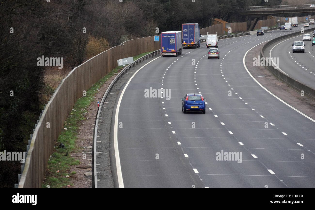 SOUND REDUCING FENCING AT THE SIDE OF THE M6 MOTORWAY NEAR JUNCTION 12 NORTHBOUND RE NOISE REDUCTION POLLUTION ROAD NOISE CAR UK Stock Photo