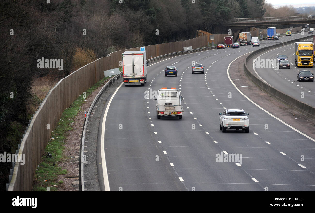 SOUND REDUCING FENCING AT THE SIDE OF THE M6 MOTORWAY NEAR JUNCTION 12 NORTHBOUND RE NOISE REDUCTION POLLUTION ROAD NOISE CAR UK Stock Photo