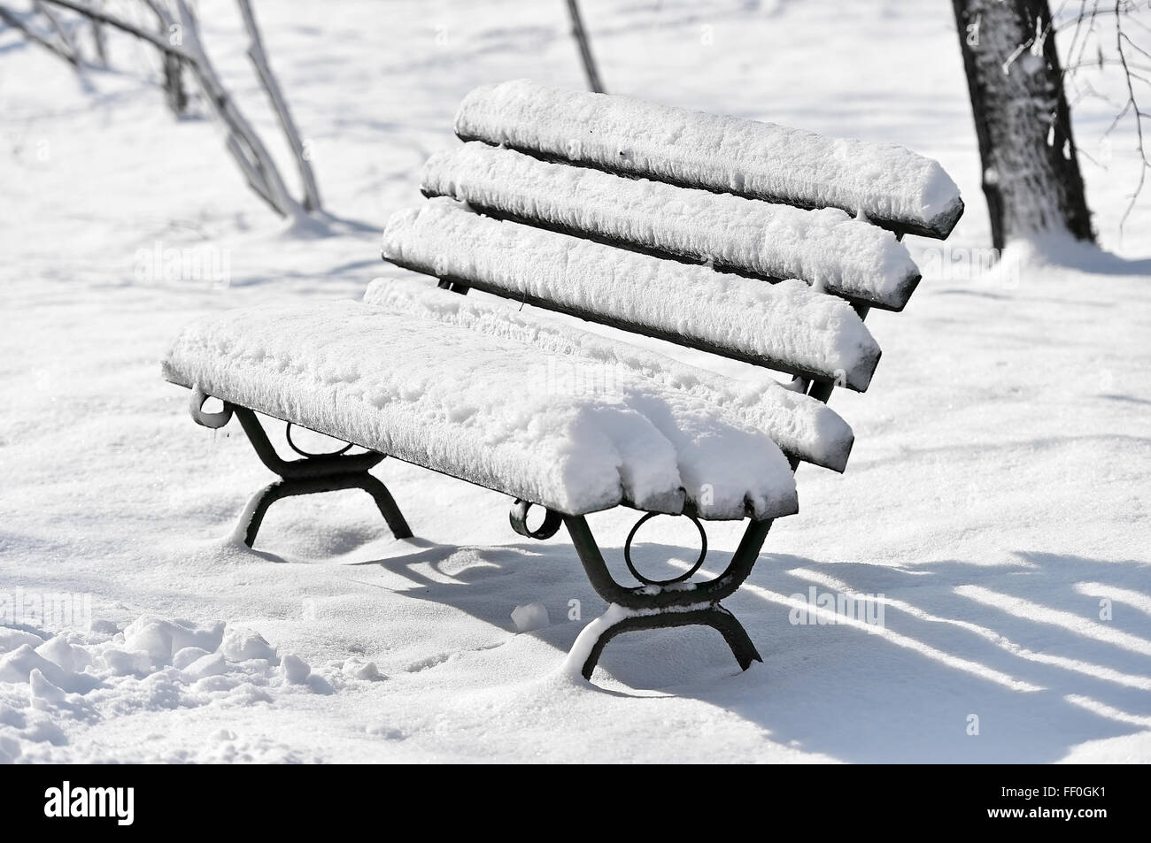 Empty park bench in winter hi-res stock photography and images - Alamy