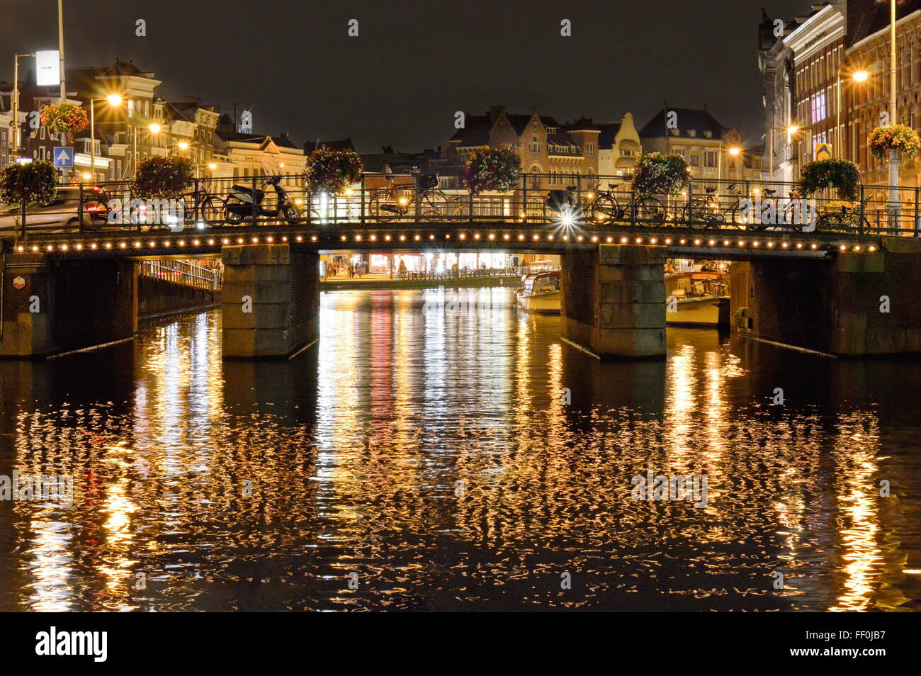 Amsterdam canal street view night hi-res stock photography and images ...