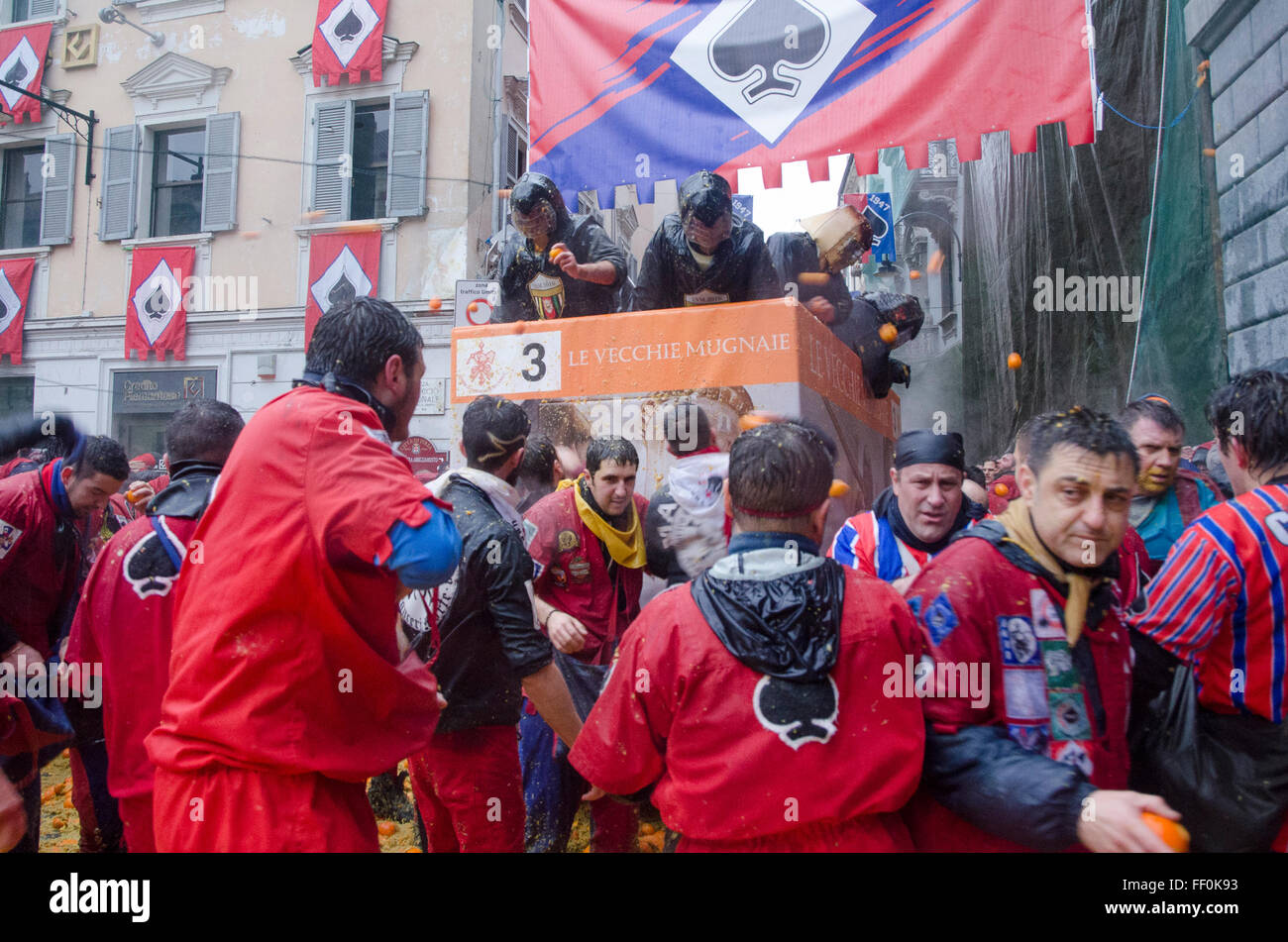 Traditional Carnival of Ivrea Battles of Orange Stock Photo Alamy