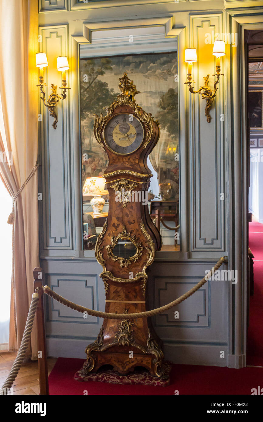 detail-of-a-vintage-clock-inside-an-adorned-room-inside-cheverny-castle