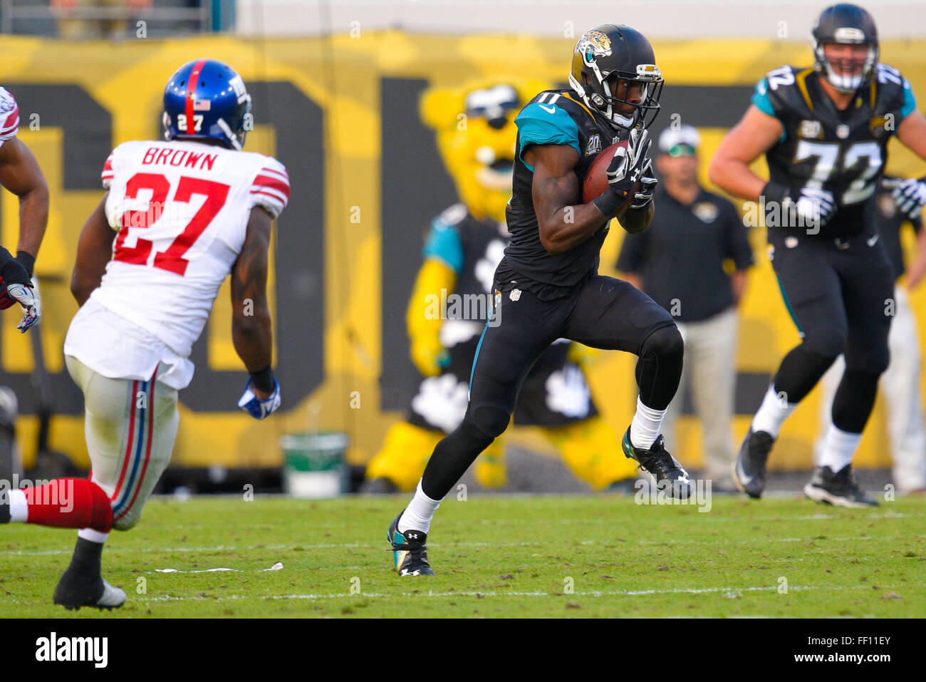 Jacksonville, FL, USA. 30th Nov, 2014. Jacksonville Jaguars wide receiver Marqise Lee (11) runs upfield with the ball during an NFL game against the New York Giants at EverBank Field on Nov. 30, 2014 in Jacksonville, Florida. The Jaguars won 25-24.ZUMA PRESS/Scott A. Miller © Scott A. Miller/ZUMA Wire/Alamy Live News Stock Photo