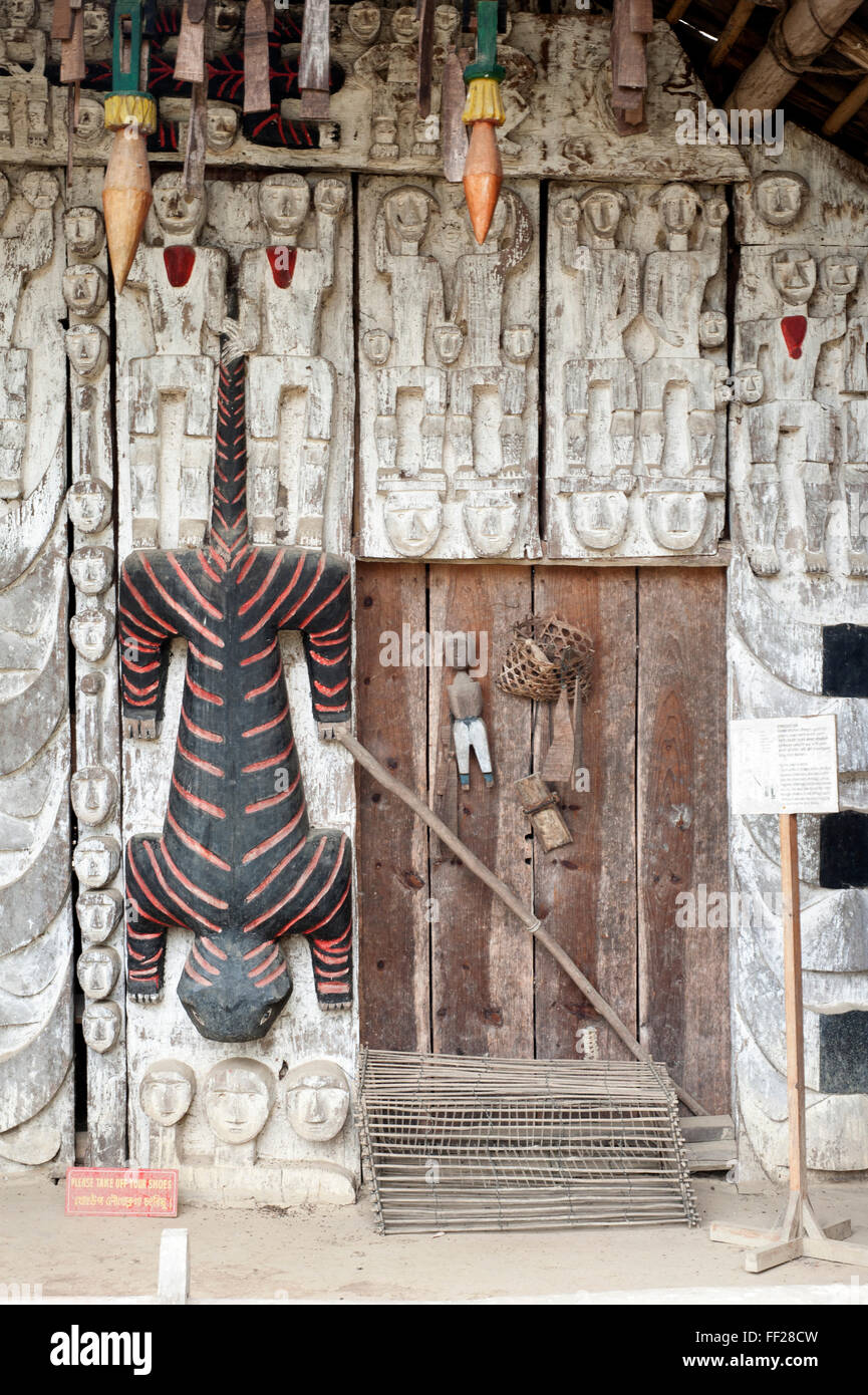 Manipur house of wood carved from animist origins, Mutua Museum, Andro ScheduRMed Caste viRMRMage, Andro, Manipur, India Stock Photo