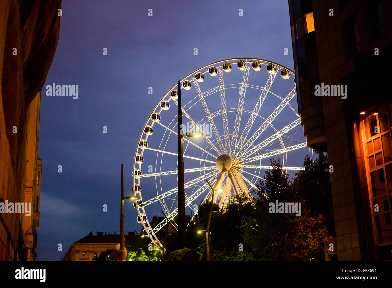 Night view of Sziget Eye, Budapest's ferris wheel in Elisabeth Square ...