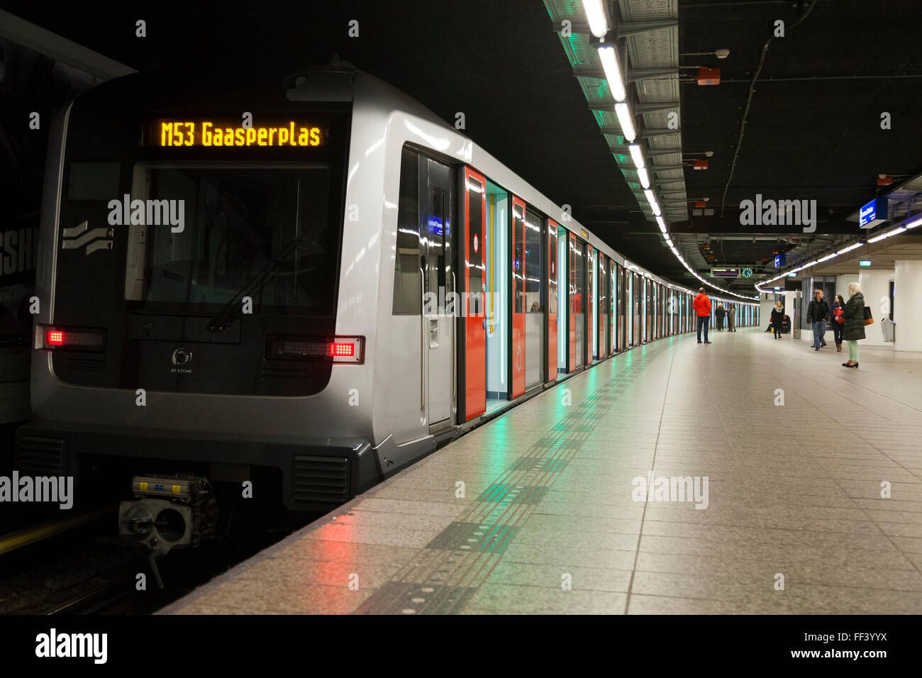 Metro tube train: doors open (green light) before doors closing (red light).  Centraal Station Line 53 to Gaasperplas. Amsterdam Stock Photo - Alamy