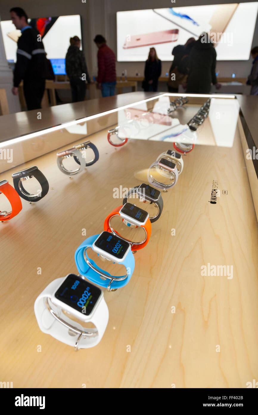 Customers at an Apple Store Looking at a Display Case of Apple Watches  Editorial Photo - Image of modern, global: 237139141