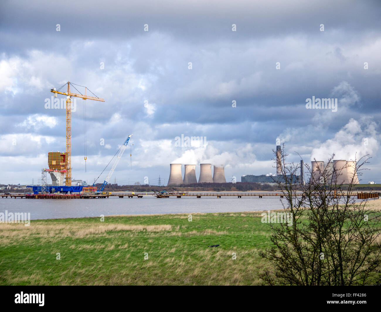 Construction of the new Mersey Gateway bridge over the river Mersey from Runcorn to Widnes. Fiddlers Ferry power station in the Stock Photo