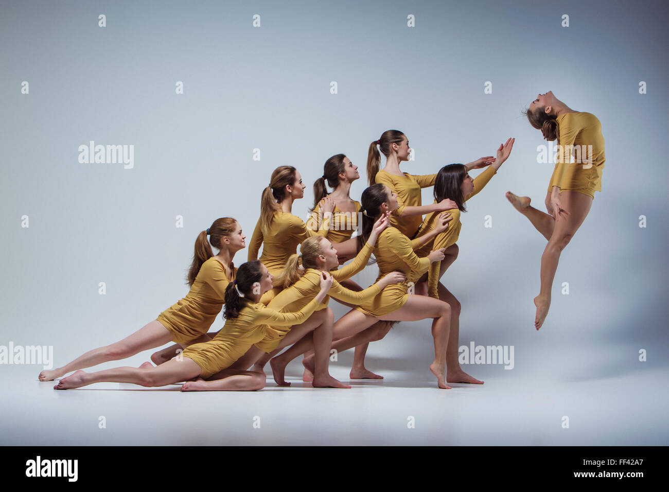 Танец группой людей. Современный танец Модерн. Современный балет Модерн. Позы для танца. Танцы групповые современные.
