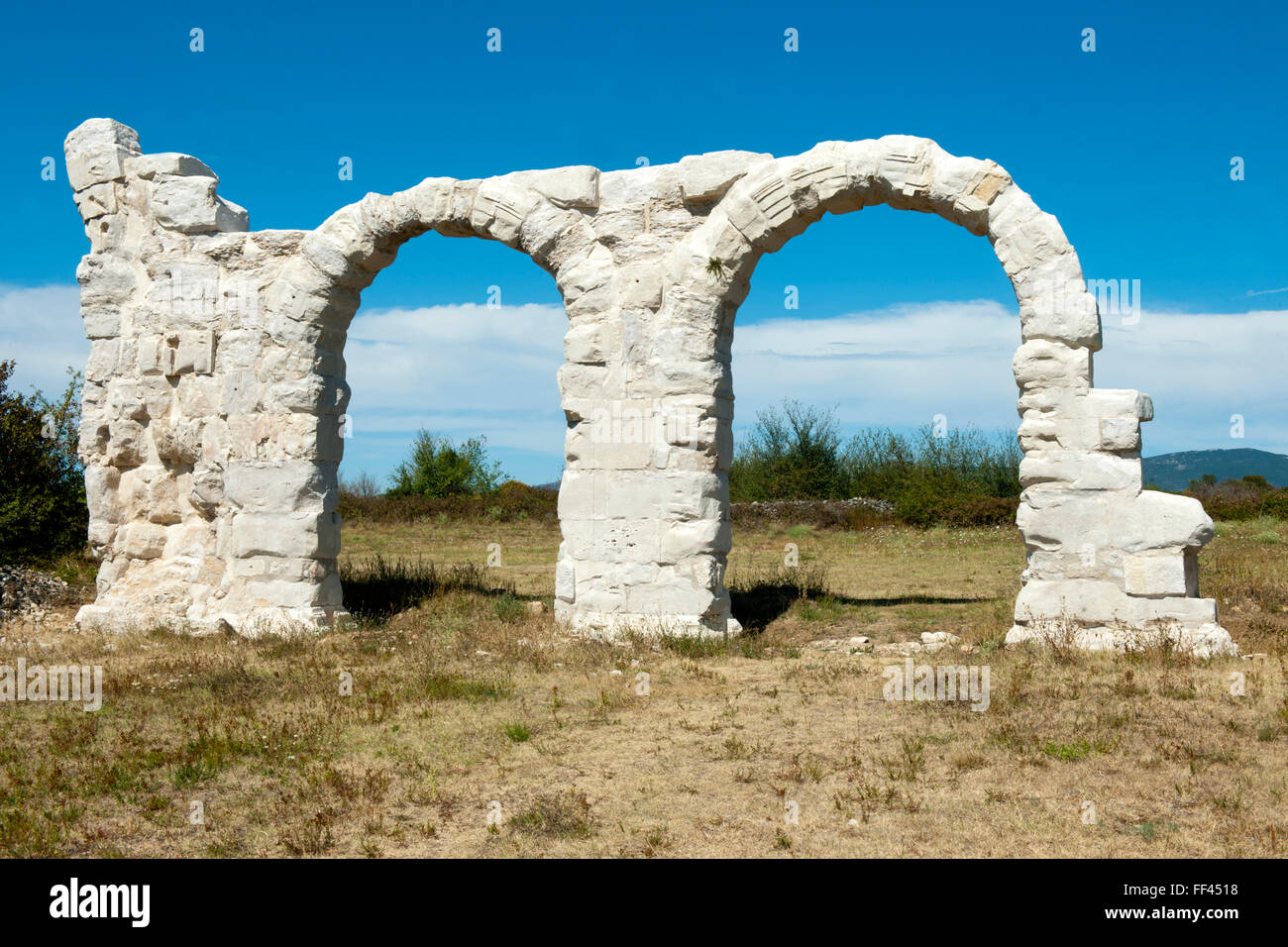 Kroatien, Dalmatien, Nationalpark Krka, Ruine des antiken Torbogen des römischen Militärlagers Burnum Stock Photo