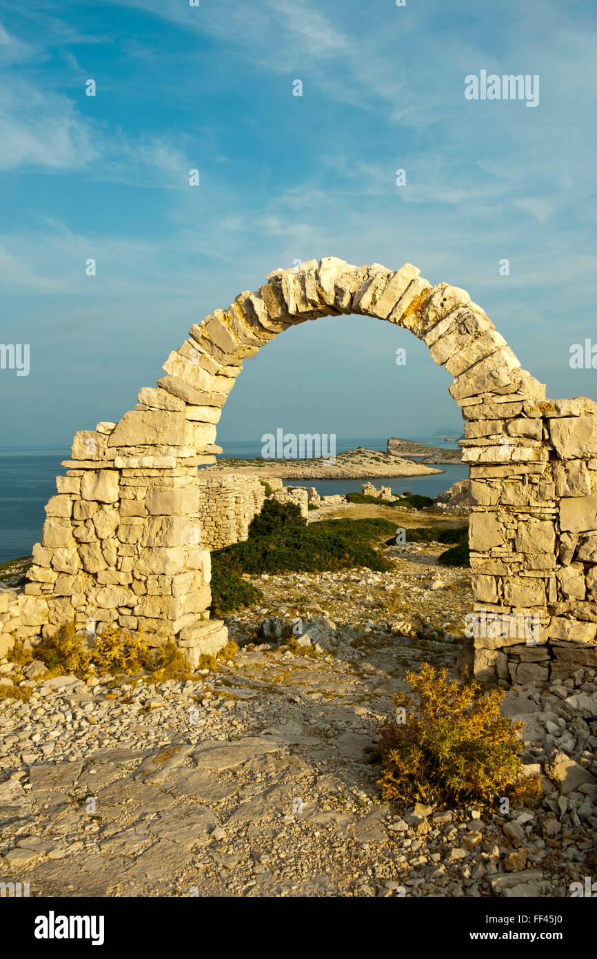 Kroatien, Dalmatien, Murter, Nationalpark Kornaten, Insel Mana mit Gebäuden einer Filmkulisse Stock Photo