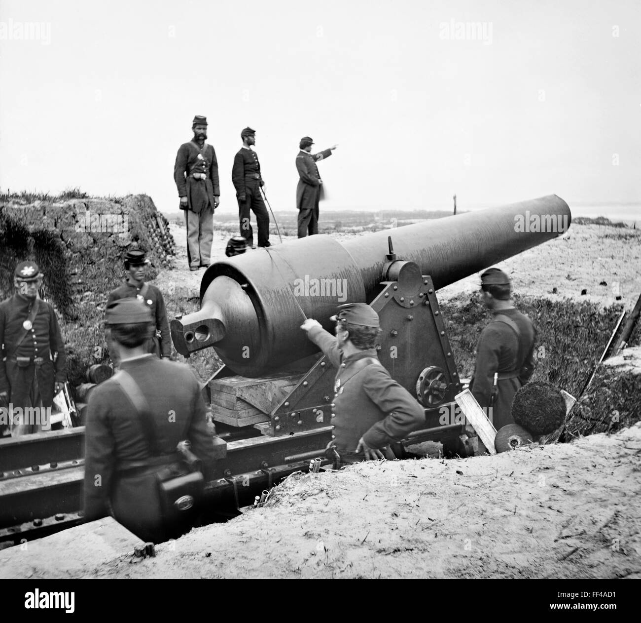 American Civil War. US army soldiers at Battery Chatfield, Fort Putnam, Morris Island, with guns pointed at Fort Sumter, Charleston, South Carolina during the American Civil War.  c. December 1864. Stock Photo