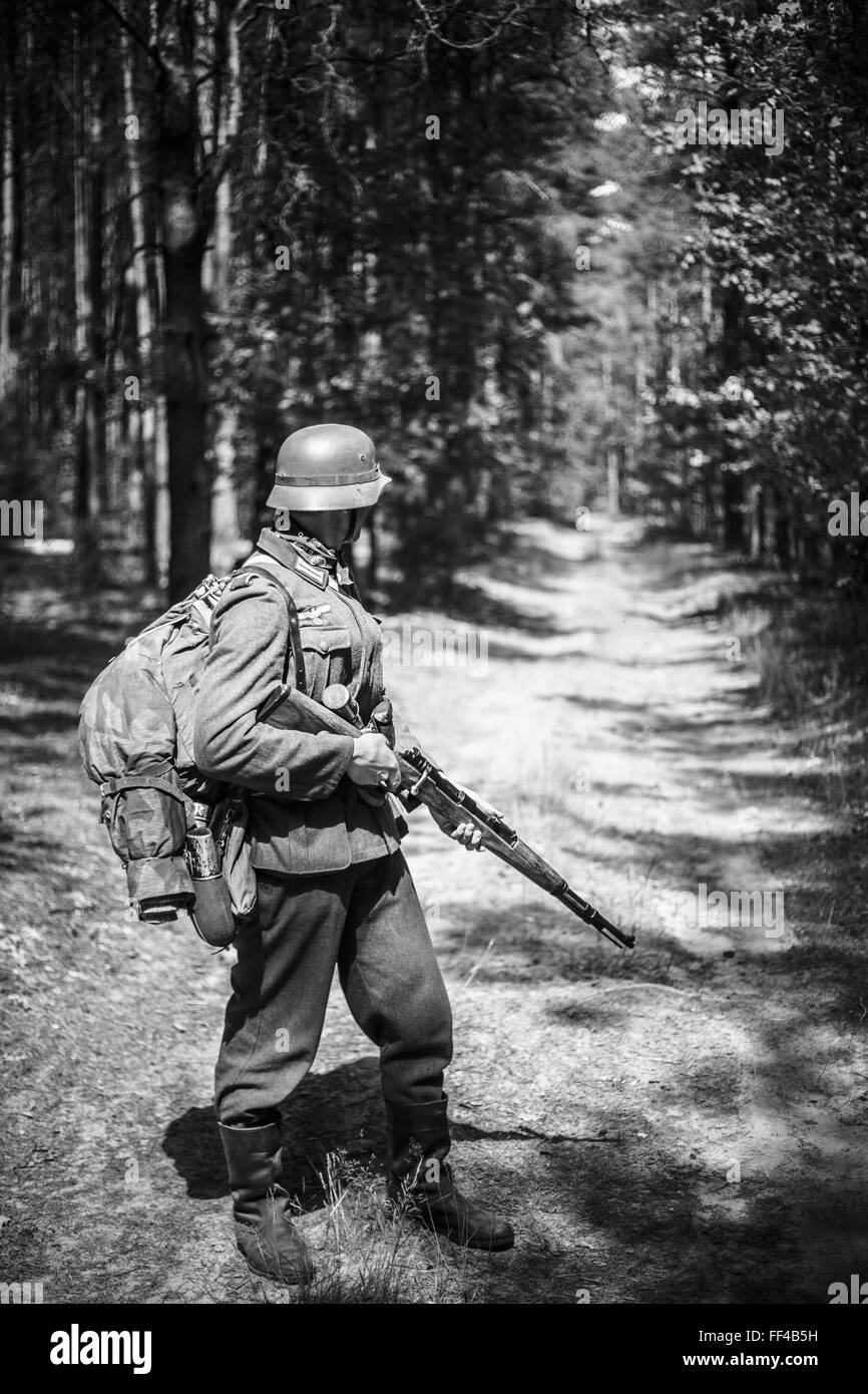 Ww2 german soldier standing Black and White Stock Photos & Images - Alamy