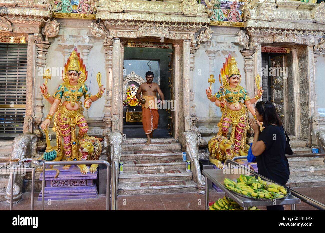 Singapore temple hindu woman hi-res stock photography and images - Alamy