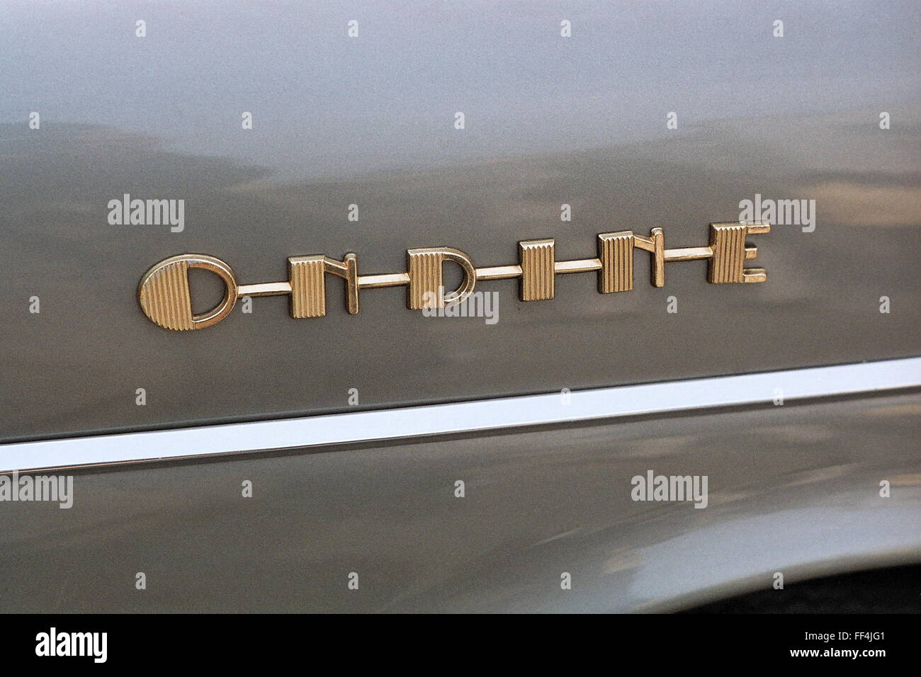 AJAXNETPHOTO - TRIEL, FRANCE - ARTDECO FONT - CLASSIC FRENCH SALON MAKER - RENAULT NAME BADGE IN ART DECO TYPE FONT ON 1961 ONDINE LUXURY SALOON CAR. PHOTO:JONATHAN EASTLAND/AJAX. REF:CD6994 5A6F 1 Stock Photo