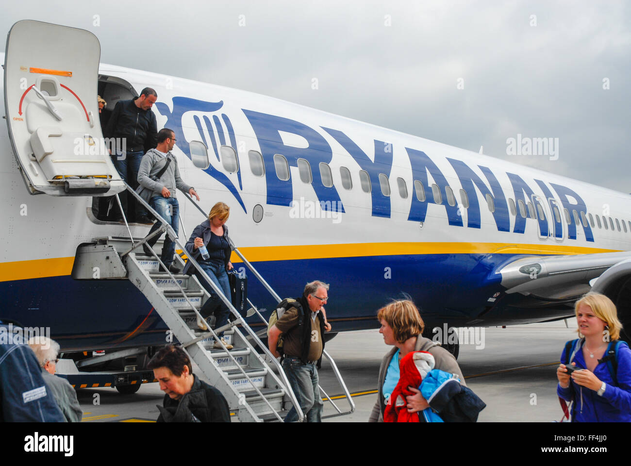 tourists disembarking ryanair plane Stock Photo