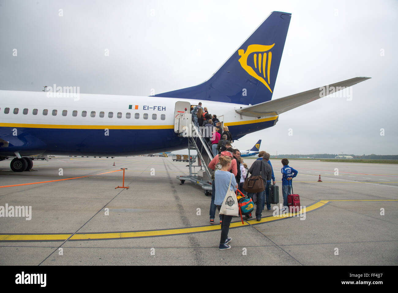 Ryanair plane italy hi-res stock photography and images - Alamy