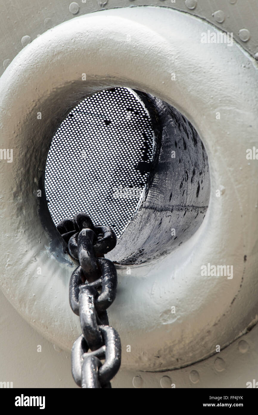 Detail anchor chain chain hole hires stock photography and images Alamy