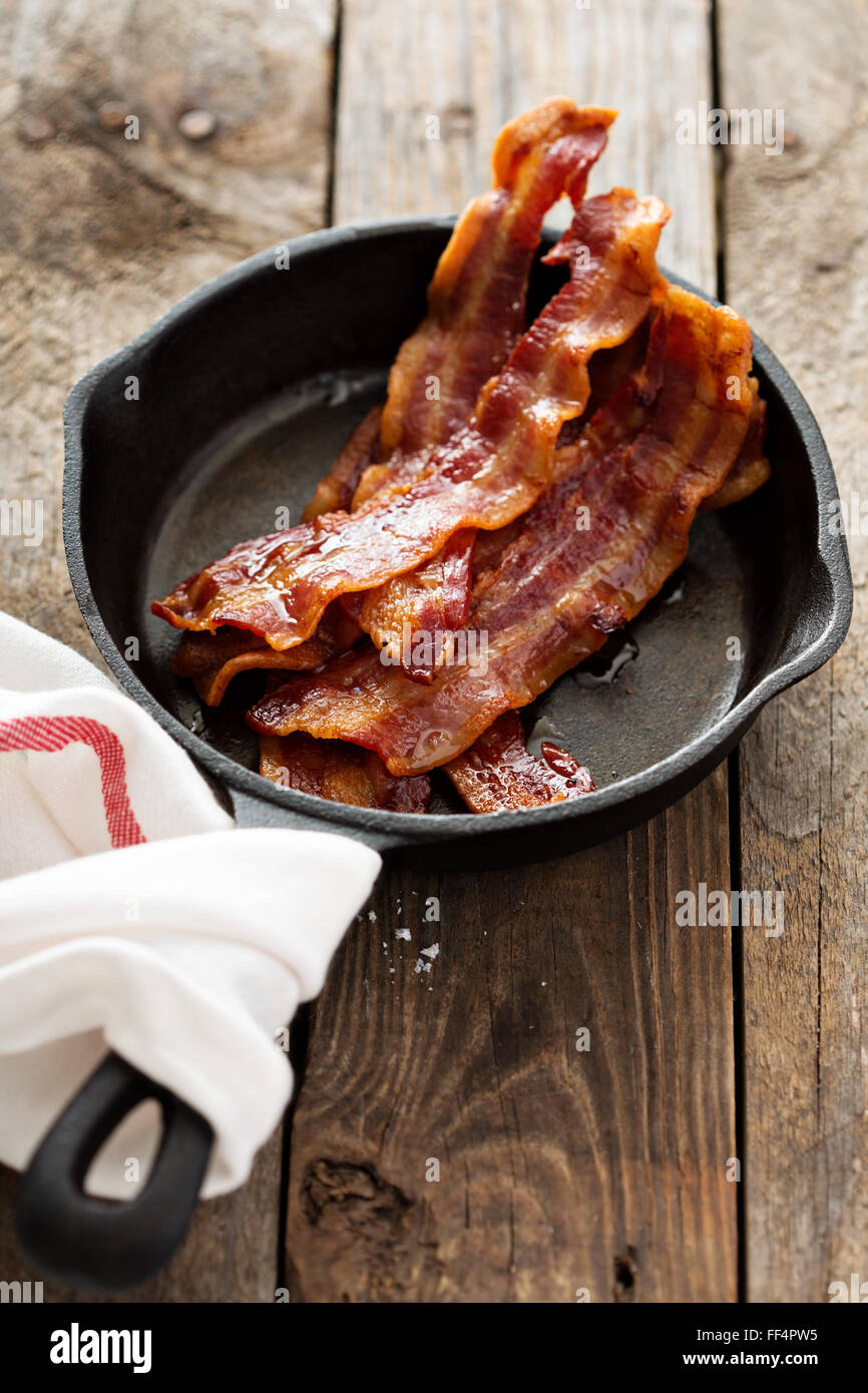 https://c8.alamy.com/comp/FF4PW5/sizzling-hot-bacon-in-a-cast-iron-skillet-FF4PW5.jpg