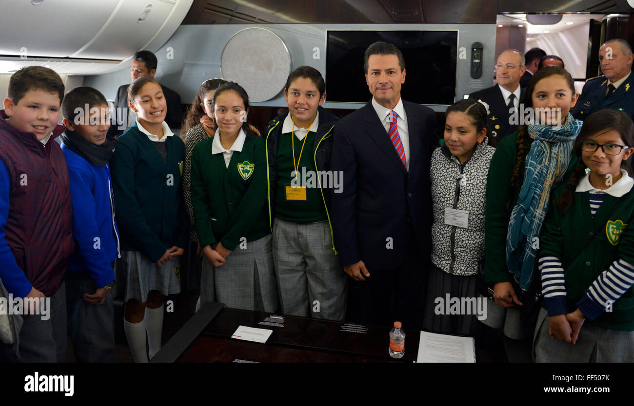 Sonora, Mexico. 10th Feb, 2016. Photo provided by Mexico's Presidency shows Mexican President Enrique Pena Nieto (4th R Front) posing with students during the first flight of the new pesidential plane 'Jose Maria Morelos y Pavon' towards the city of Hermosillo, capital of the northern state of Sonora, Mexico, on Feb. 10, 2016. © Mexico's Presidency/Xinhua/Alamy Live News Stock Photo