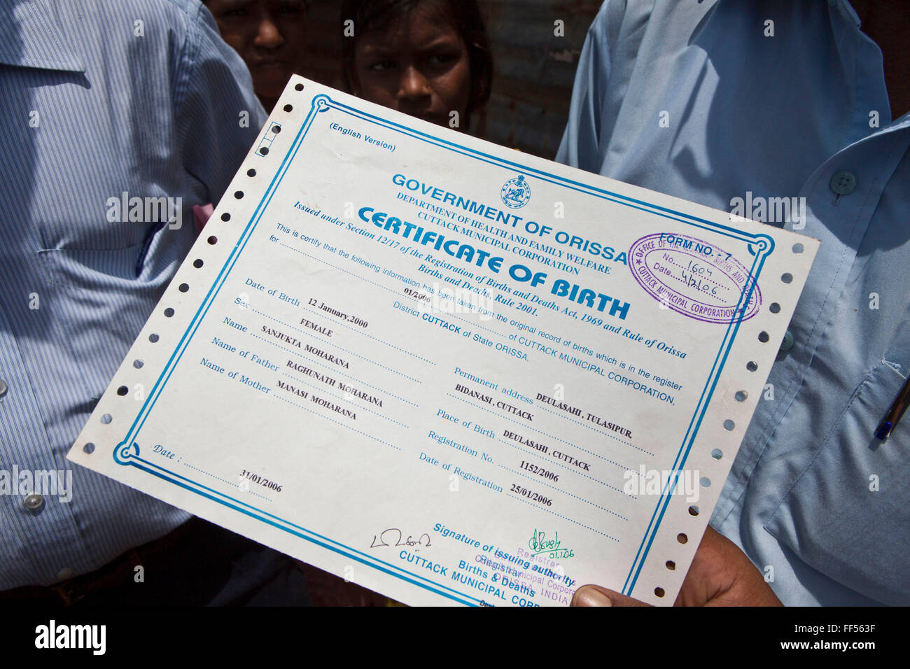 Children from the Dobhanda Nagar slum in Cuttack receive birth certificates from the Urban Law centre run by the organisation CLAP. Committee for Legal Aid to Poor (CLAP) helps provide legal aid to the poorer communities in the Orissa district of India. Stock Photo