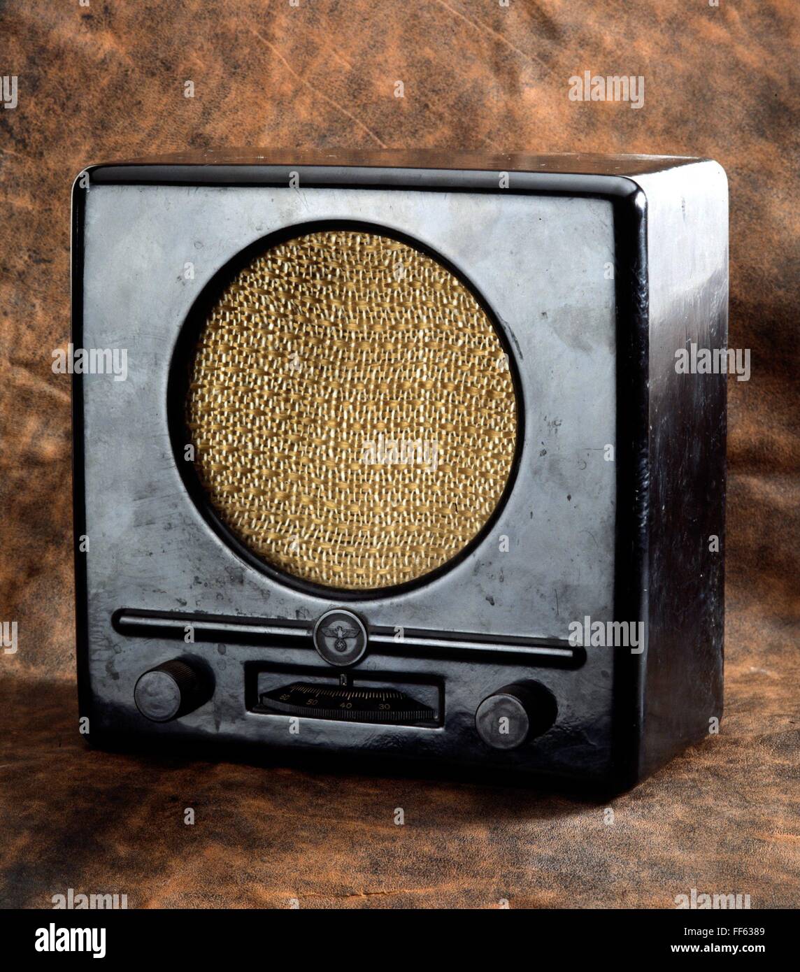 Radio broadcast 1940s hi-res stock photography and images - Alamy