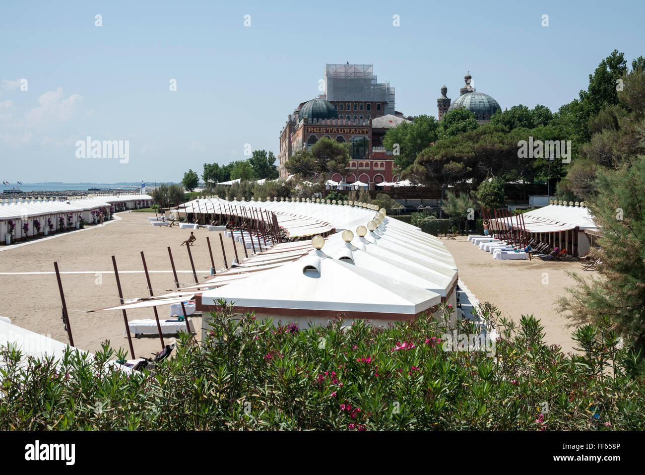 The long sandy beach with chalets  opposite the Palazzo del cinema del Lido di Venezia on Lungomare Guglielmo Marconi, Lido Stock Photo