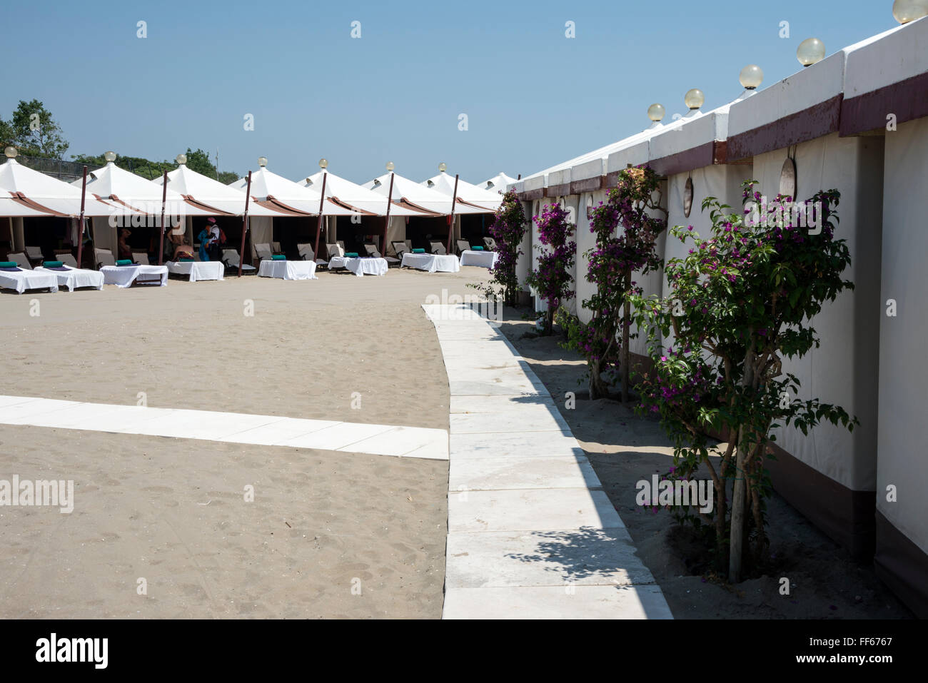 The long sandy beach with chalets  opposite the Palazzo del cinema del Lido di Venezia on Lungomare Guglielmo Marconi, Lido di V Stock Photo