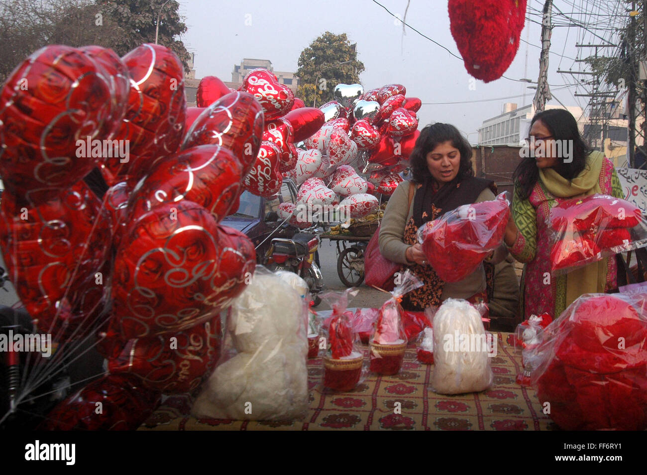 Valentine Day Gift Lahore - Gift Delivery Lahore Online Gift Shop From