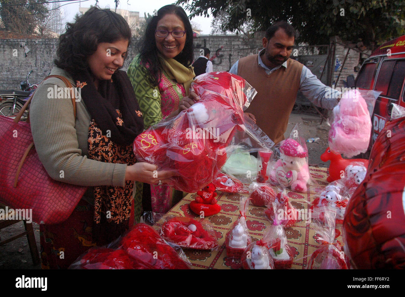 Gifts lahore hires stock photography and images Alamy