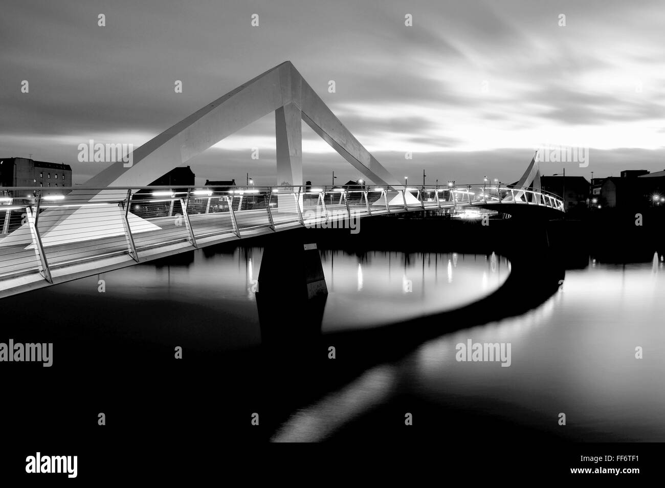 Dusk falls over the Squiggly Bridge (Broomielaw-Tradeston Bridge) on the River Clyde, Glasgow. Stock Photo