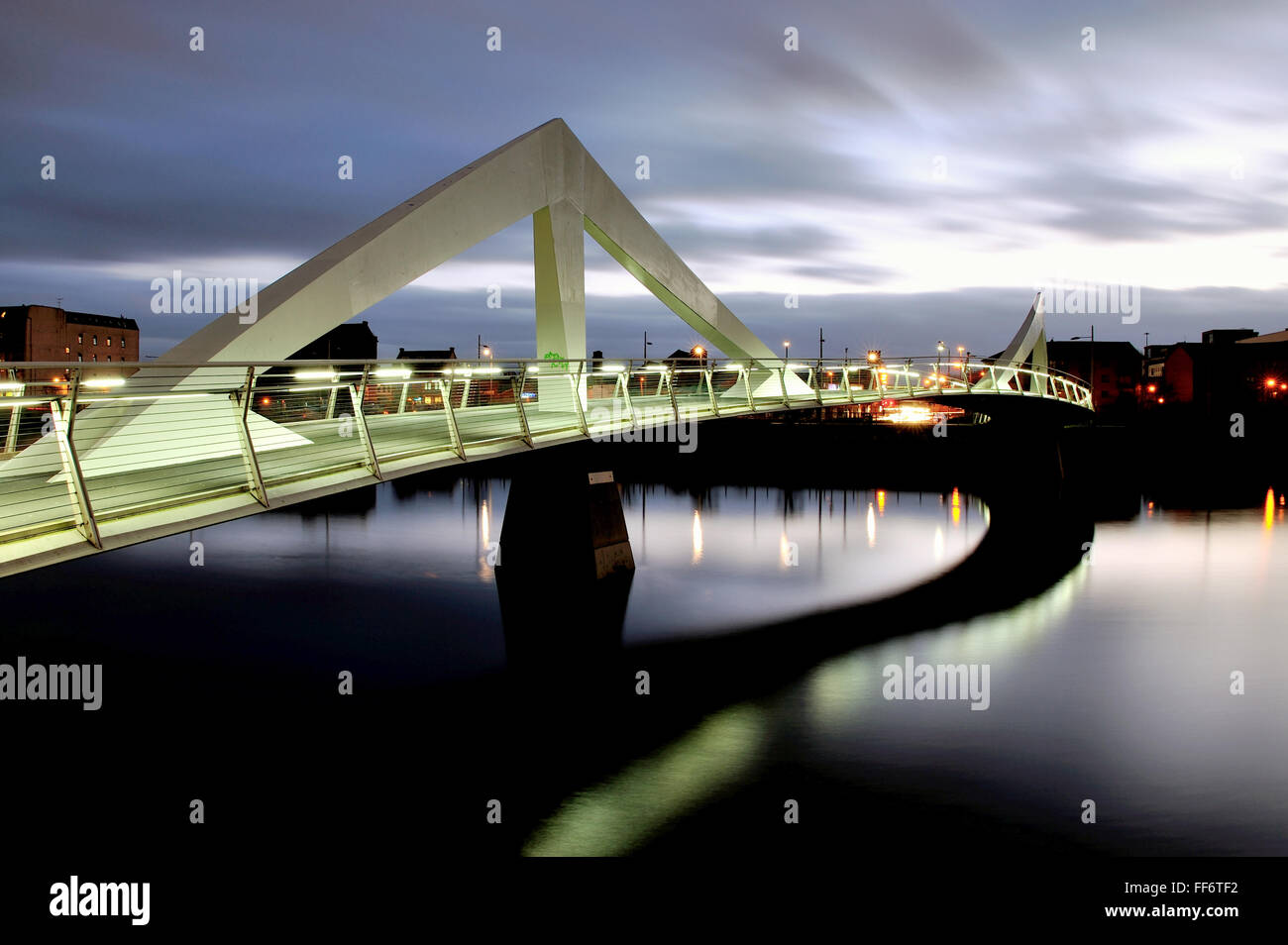 Dusk falls over the Squiggly Bridge (Broomielaw-Tradeston Bridge) on the River Clyde, Glasgow. Stock Photo
