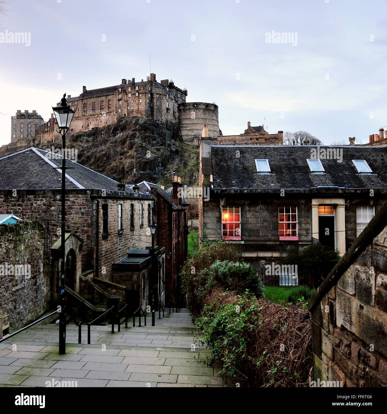 The Vennel off The Grassmarket in Edinburgh's Old Town, with a view up to Edinburgh Castle. Stock Photo