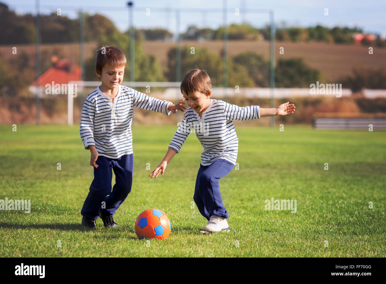 Игры на два мальчика. Два мальчика играют. Два мальчика играют в футбол. Дети играют в футбол. 2 Мальчика играющих.