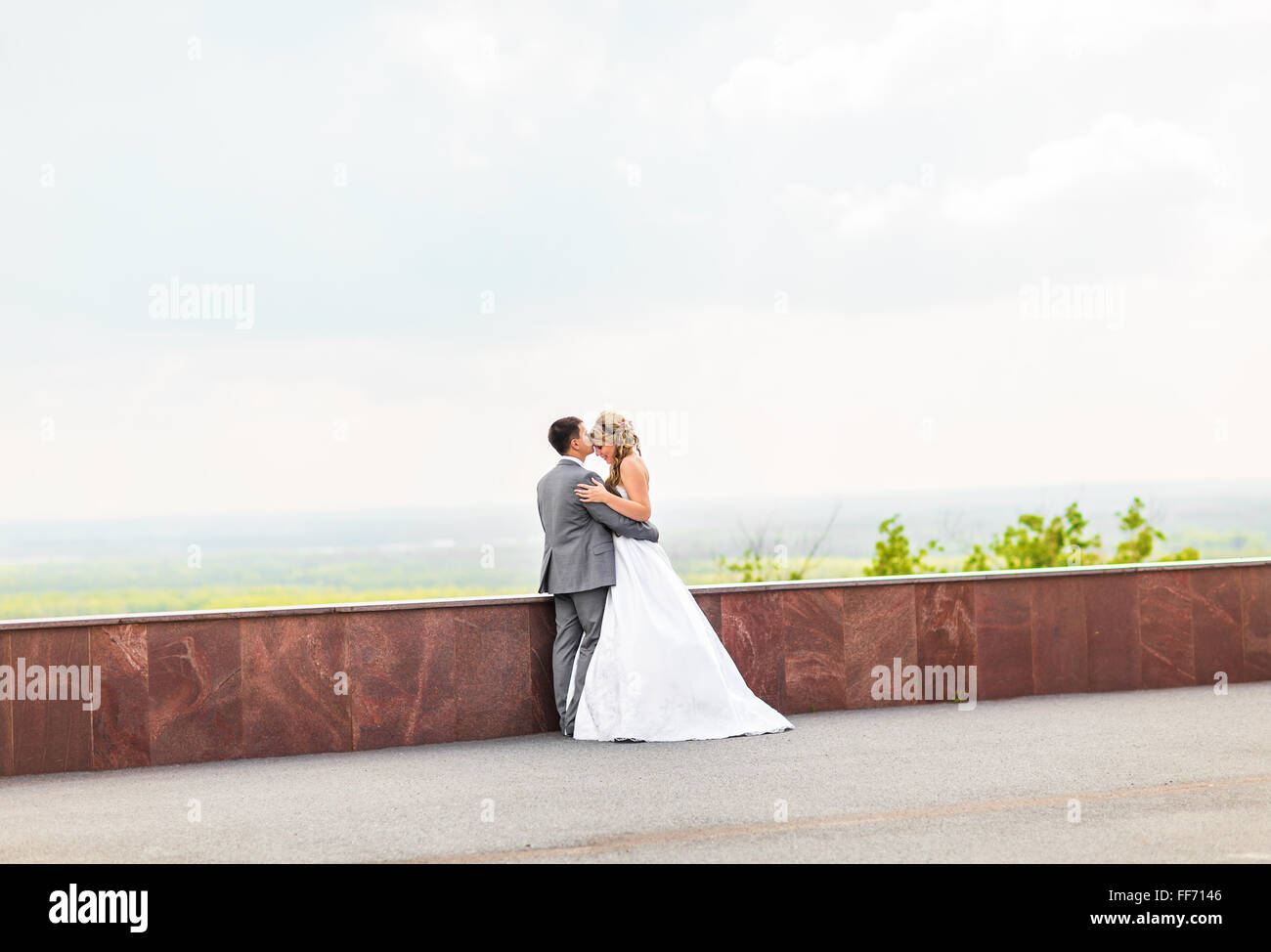 Wedding, Beautiful Romantic Bride and Groom Kissing and Embracing Stock ...