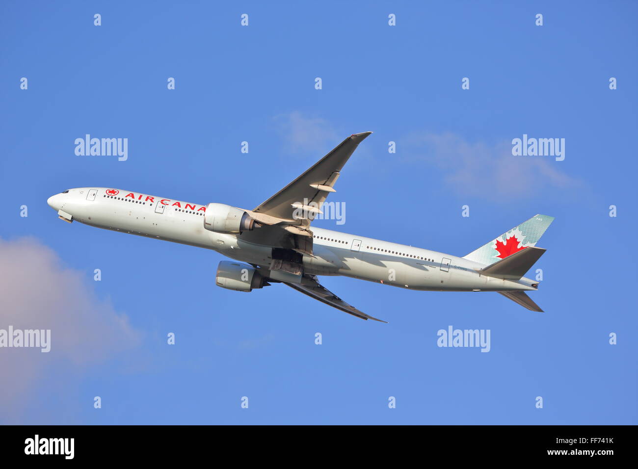 Air canada boeing 777 300er hi-res stock photography and images - Alamy