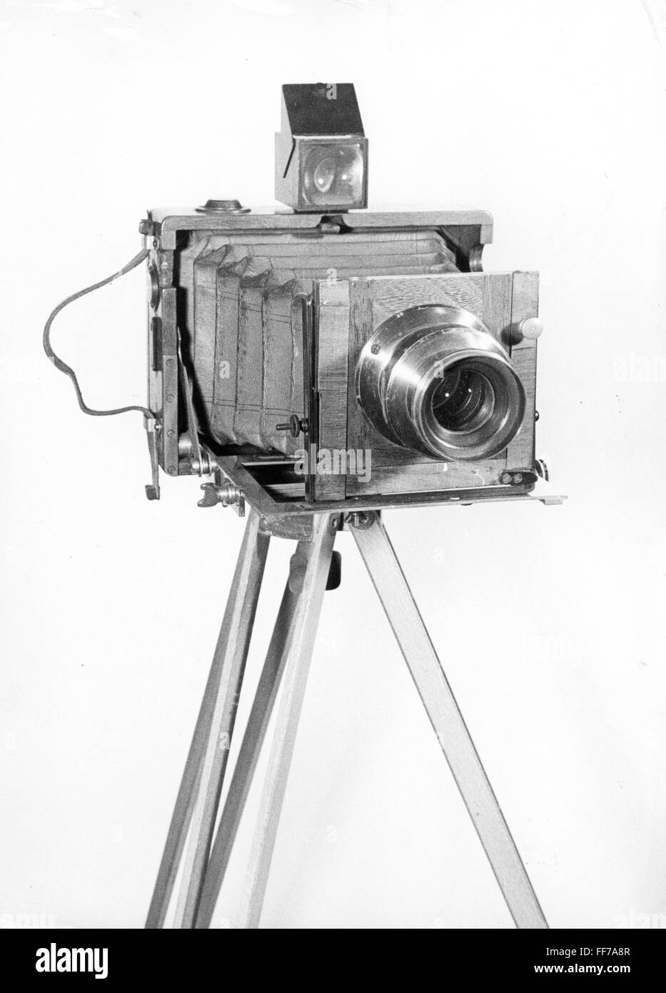 photography, cameras, view-finder camera probably by Goerting & Thielmann, Görlitz, 19th century, photographic collection, municipal museum, Munich, 19th century, object, objects, stills, objective, objectives, lens, lenses, tripod, tripods, photo camera, finder, view-finder, viewfinder, cameras, camera, historic, historical, Goerlitz, Görlitz, Gorlitz, Additional-Rights-Clearences-Not Available Stock Photo