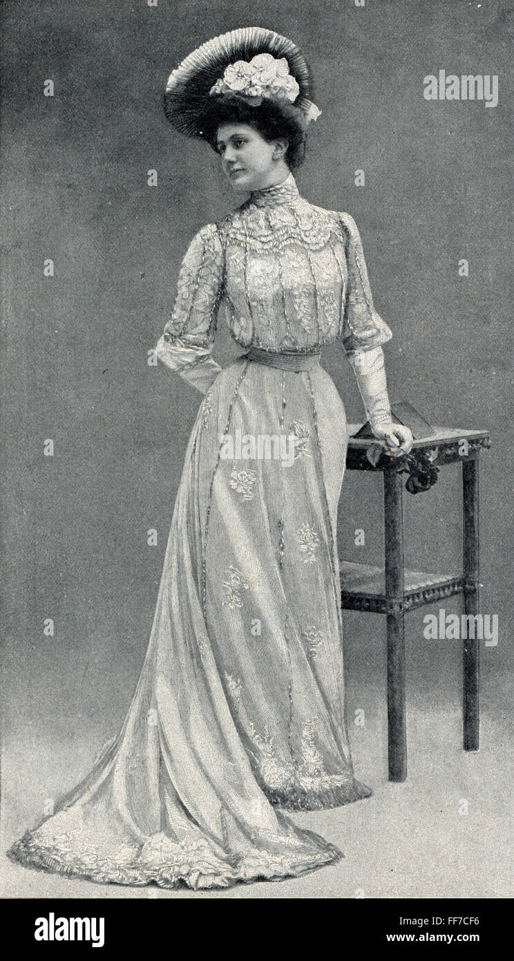 fashion, early 20th century / turn of the century, lady in tulle dress with pearl trimmings and guipure  lace, Paris, out of: 'Die Woche', number 33, Berlin, August 1901, Additional-Rights-Clearences-Not Available Stock Photo