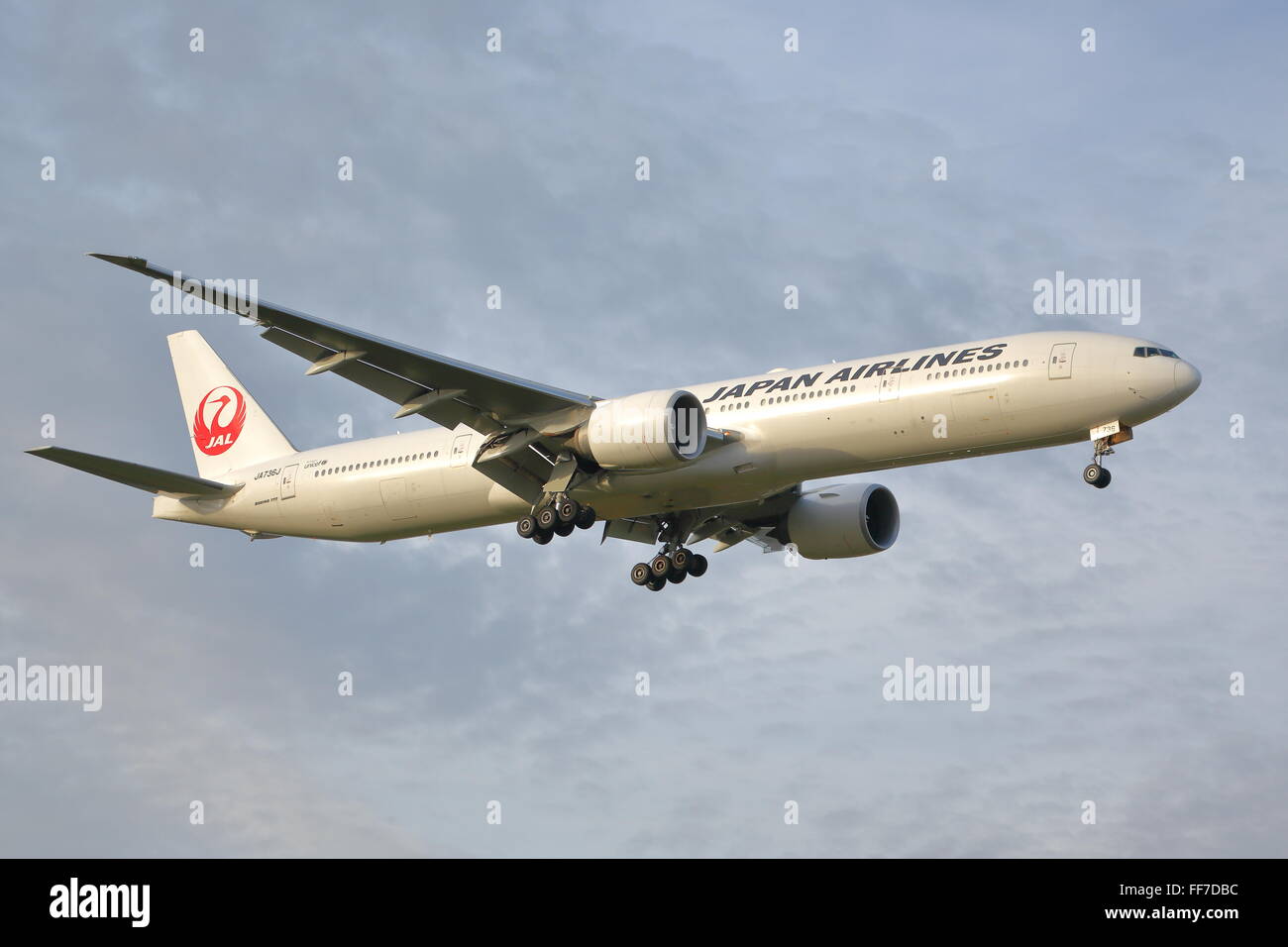 Japan Airlines Boeing 777-300ER JA736J approaching London Heathrow Airport, UK Stock Photo