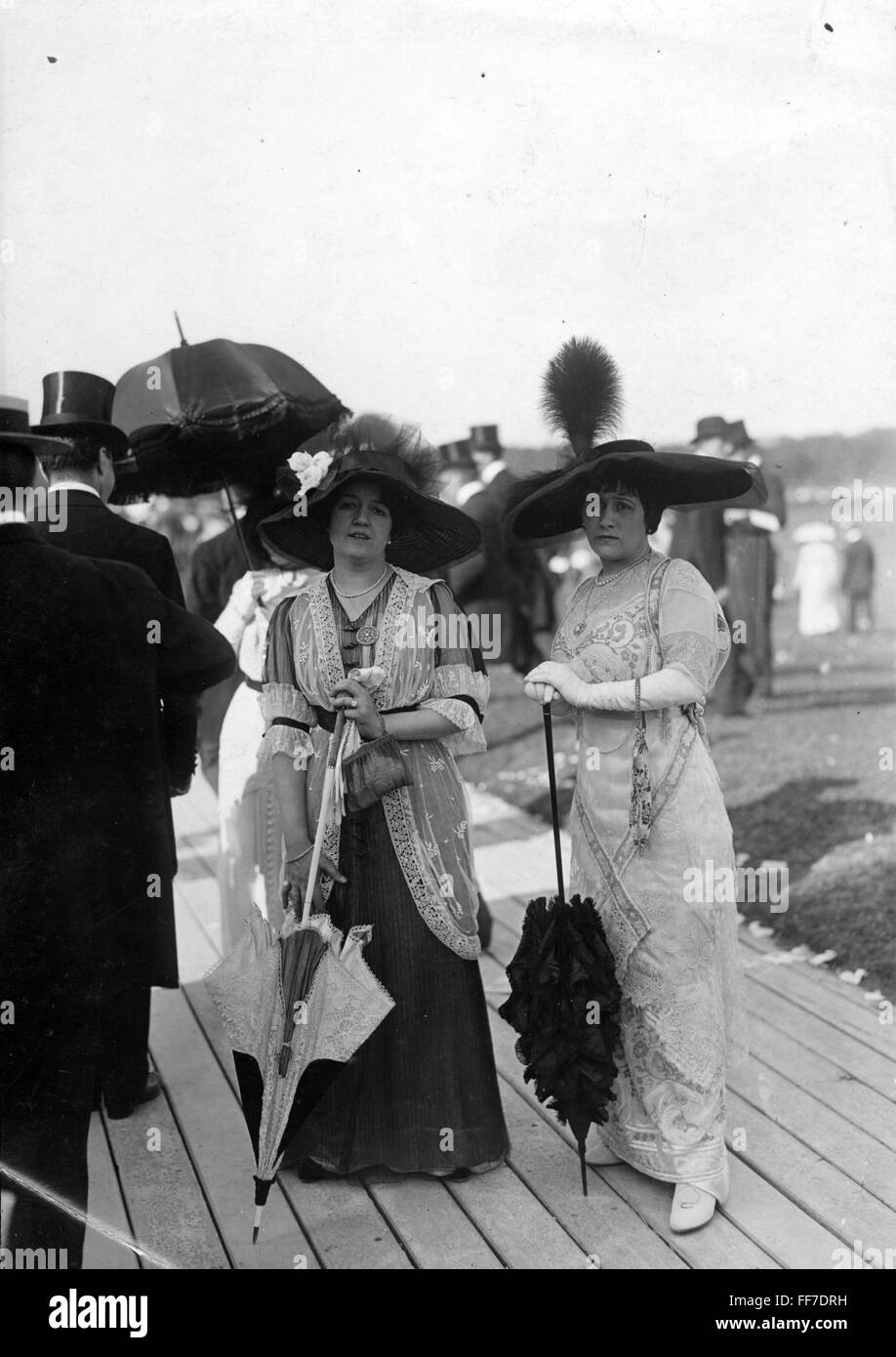 fashion, early 20th century / turn of the century, two ladies, circa 1900, Additional-Rights-Clearences-Not Available Stock Photo