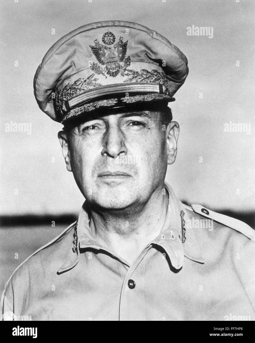 дуглас макартур. дуглас макартур. генерал дуглас макартур в японии. дуглас макартур портрет. американский генерал макартур.