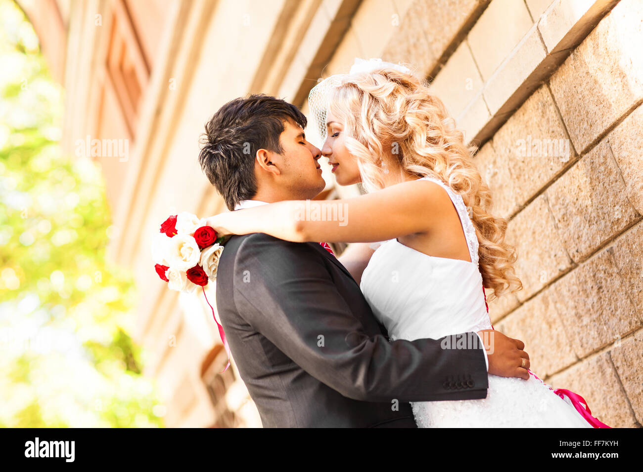 Groom kissing bride on their wedding day Stock Photo - Alamy