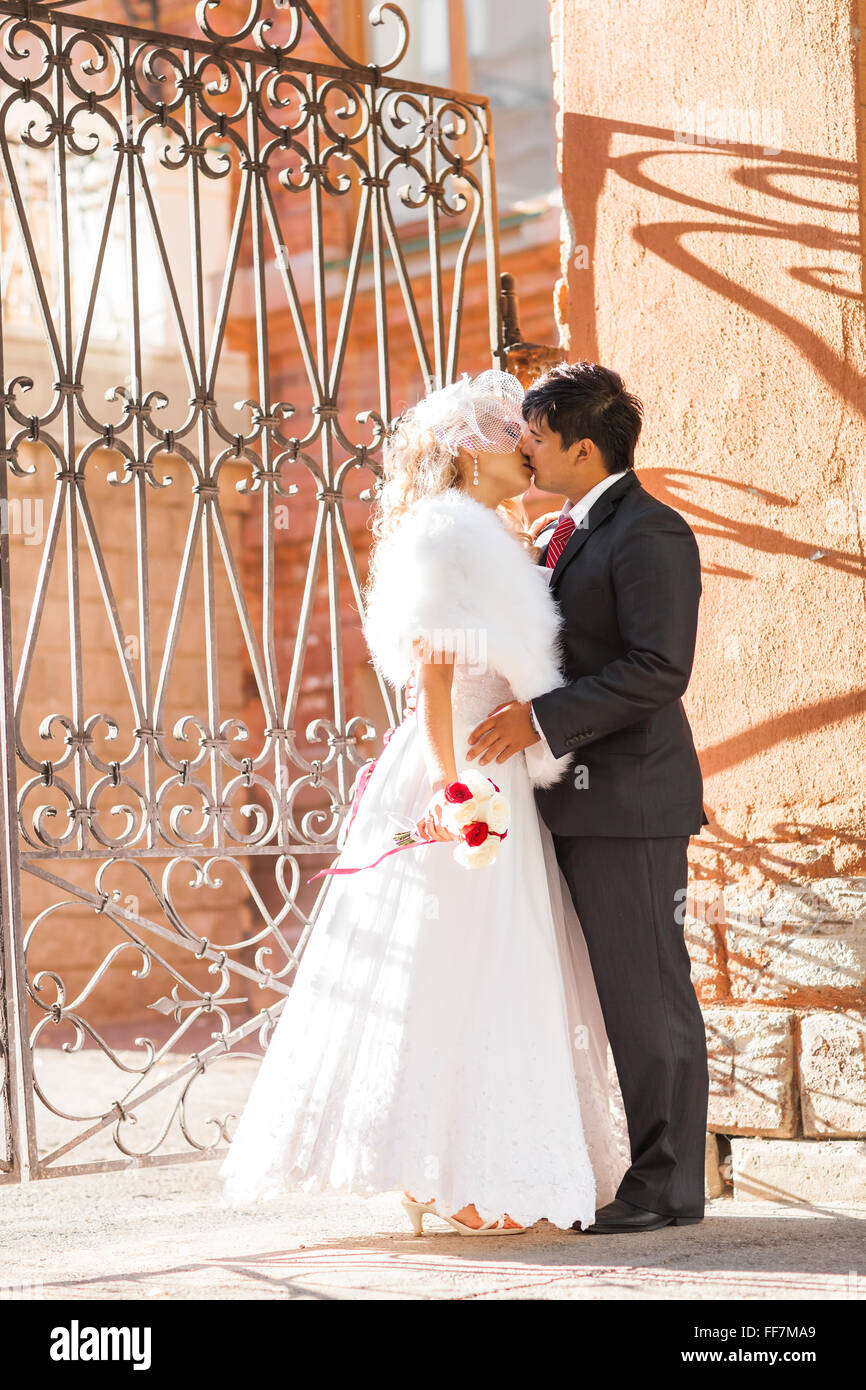 Groom kissing bride on their wedding day Stock Photo - Alamy